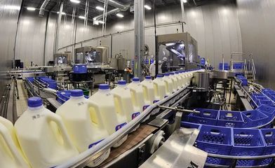 牛奶疑遭清潔劑污染 八款熱銷產(chǎn)品緊急召回，消費(fèi)者需立即自查